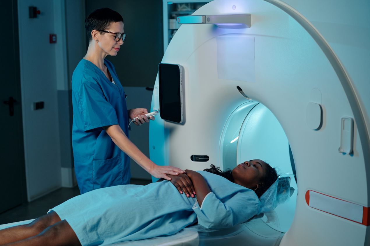Aerztin begleitet Patientin bei einer MRT-Untersuchung in einer Praxis der Koeln Radiologie