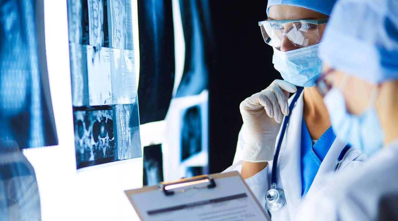 Medizinisches Team betrachtet Roentgenbilder in einer spezialisierten Einrichtung der Koeln Radiologie